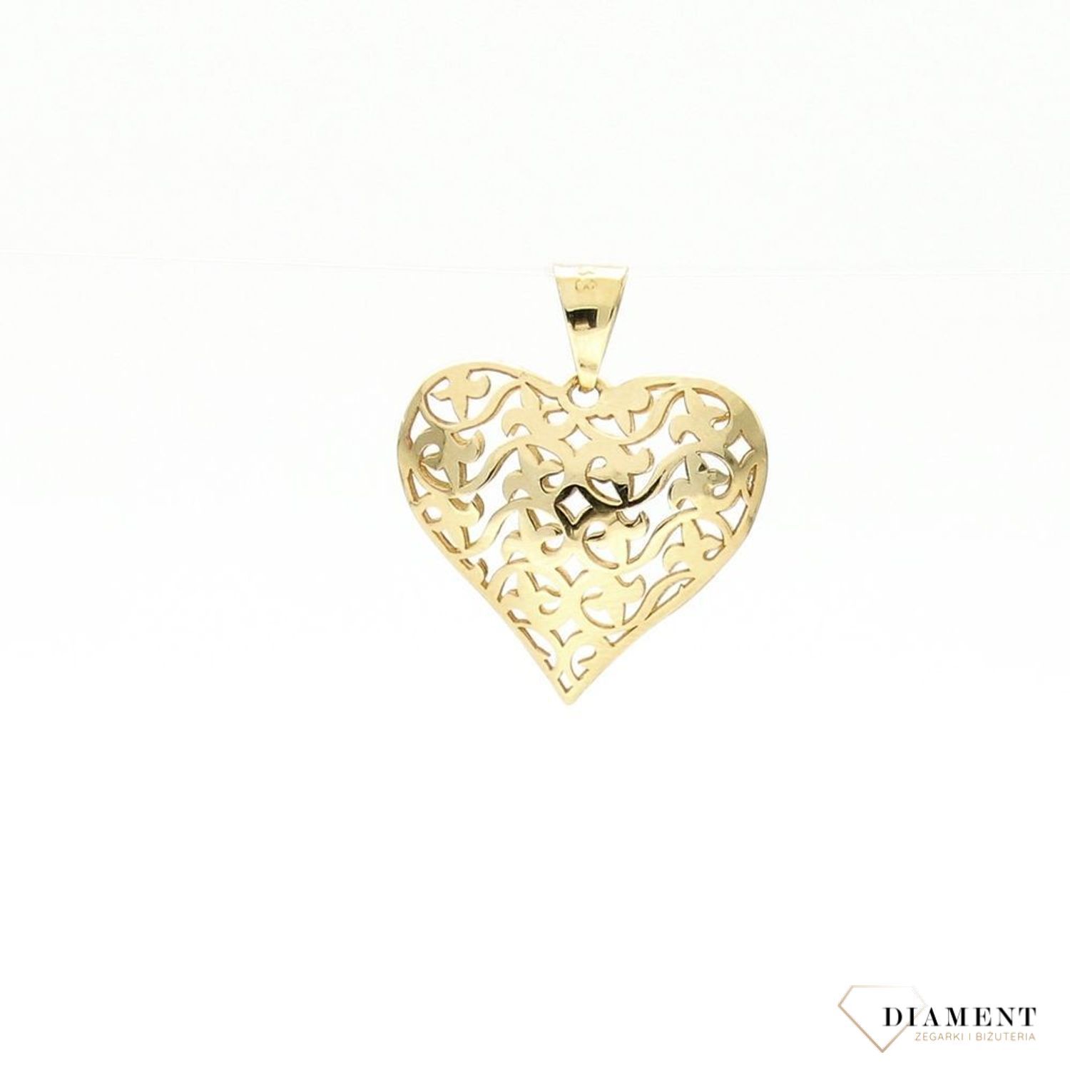 Złota zawieszka w kształcie ażurowego serca to idealna propozycja na prezent dla kobiety. Wyraz miłości i oddania w jednym drobiazgu. Zapraszamy!.jpg